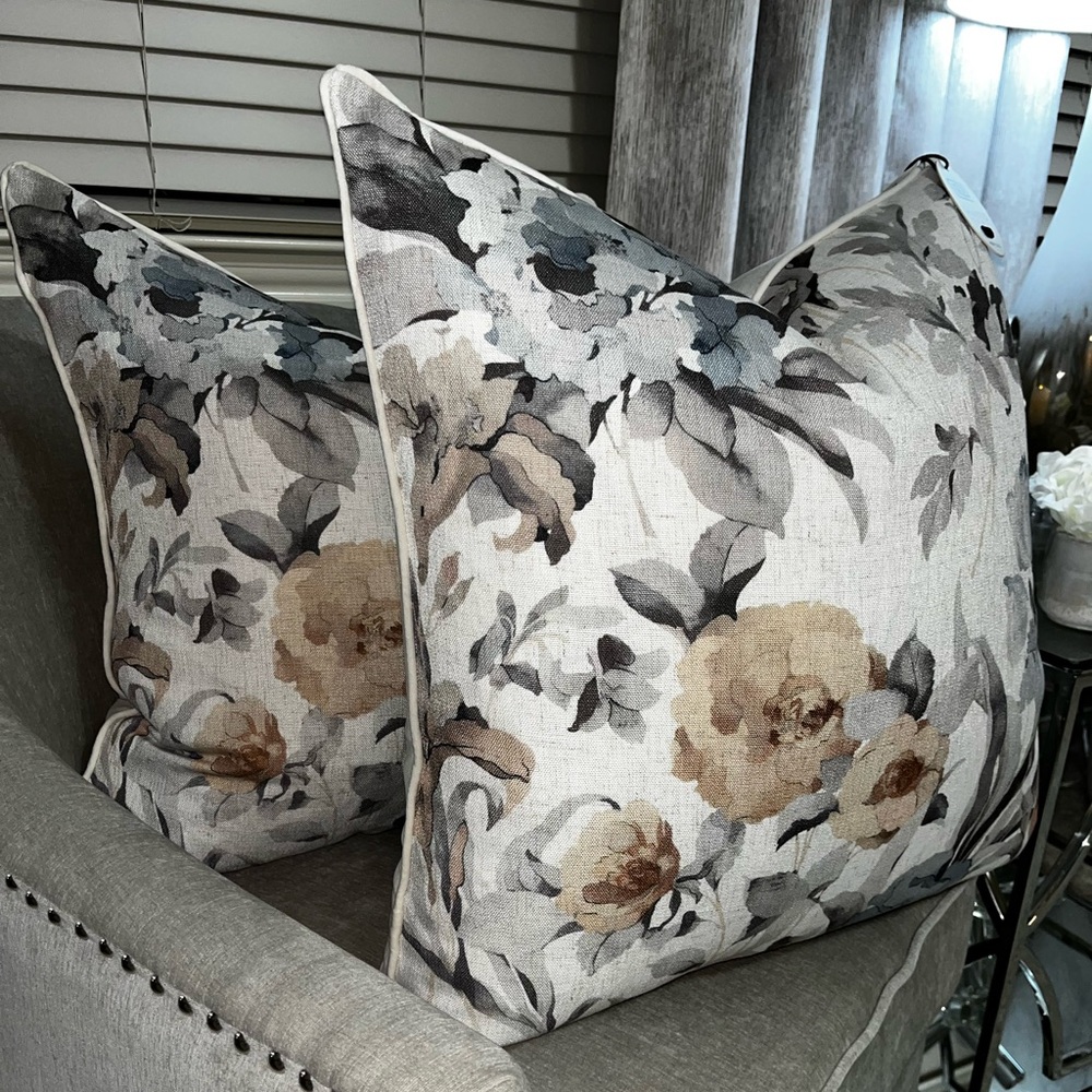 1-NWT CALLISTO HOME FLORAL
DESIGN DECORATIVE PILLOW - Picture 14 of 16